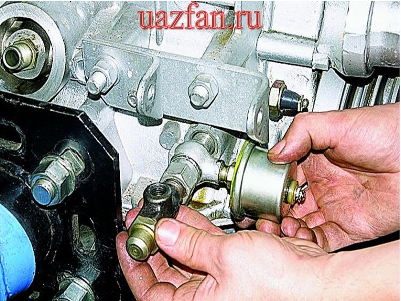 Магнитоэлектрический указатель давления масла: 1 — рабочая камера датчика; 2 — шток; J. 7